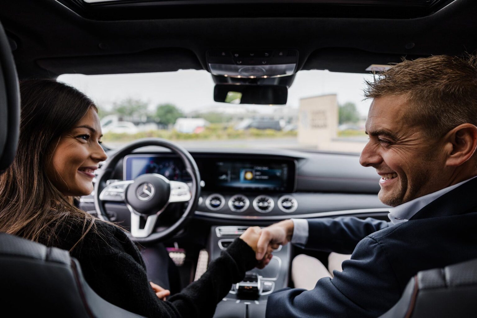 Dansk Motor Finans rådgiver en kunde om leasing