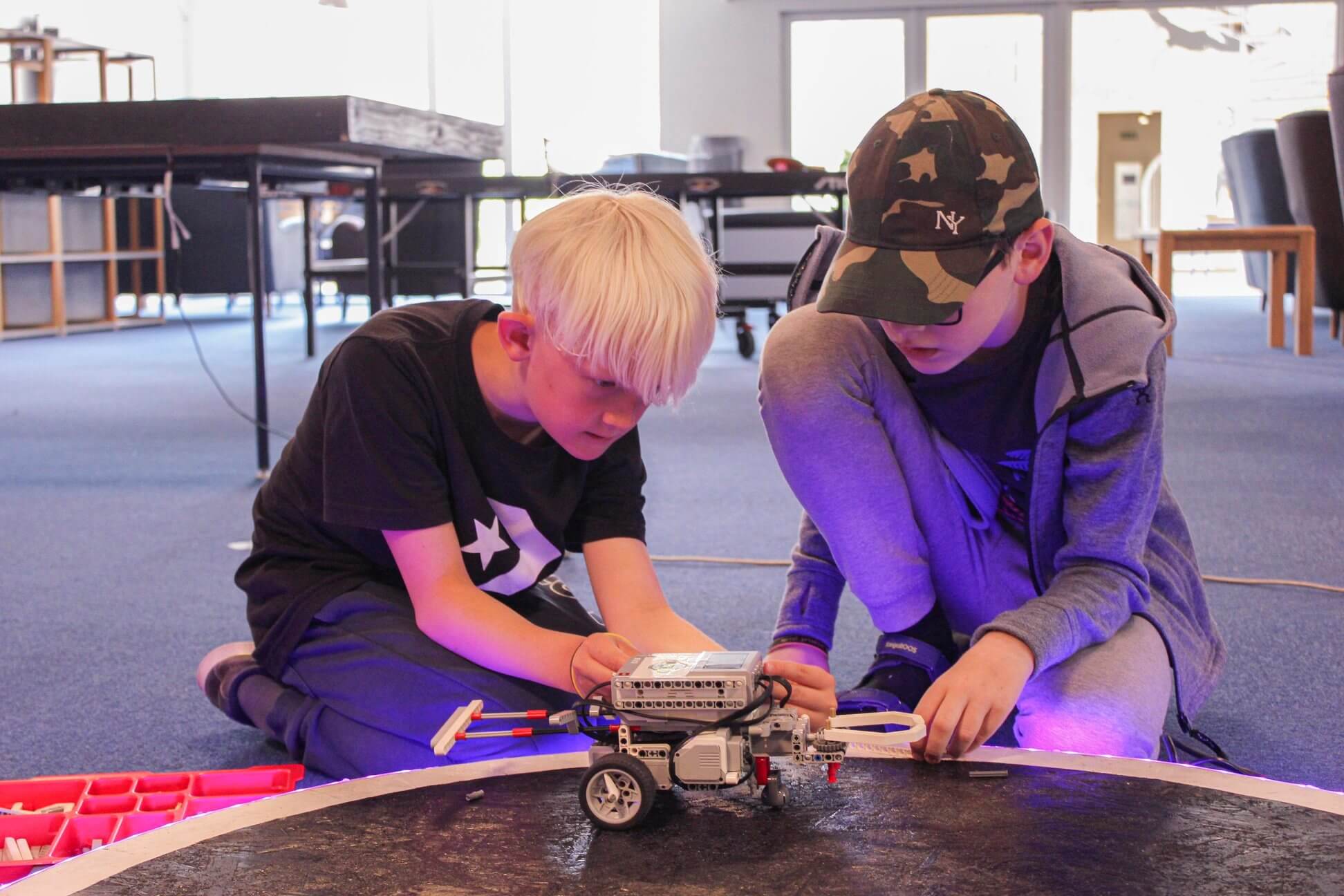 Deltagere bygger på MakerCamp