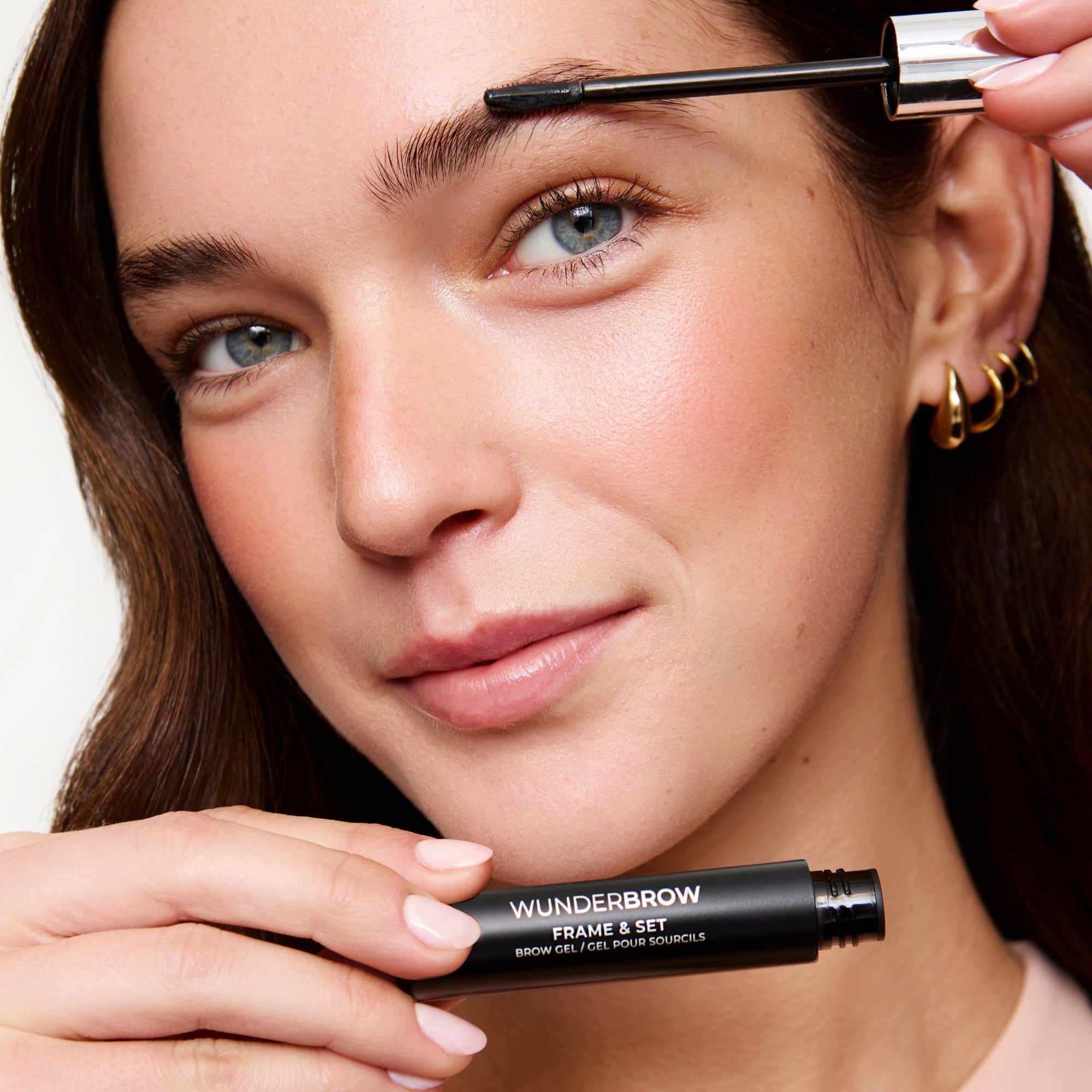 Model viser Frame and Set brow gel
